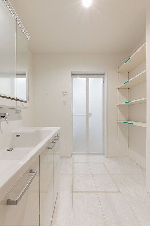 【【No.2】洗面】脱衣洗面室にはかさばりがちなタオルや着替えが収納できる棚を設けました。