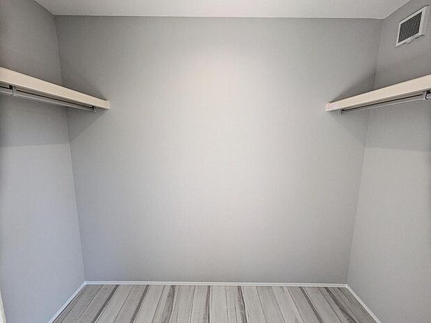 【【No.1】収納】2.2帖のWIC。ご家族の服が増えても安心です。