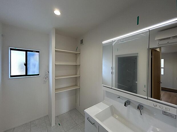 【【No.3】洗面】洗面室横にあったら嬉しい収納を設置。洗剤のストック入れ、掃除用具収納などに役立ちます。