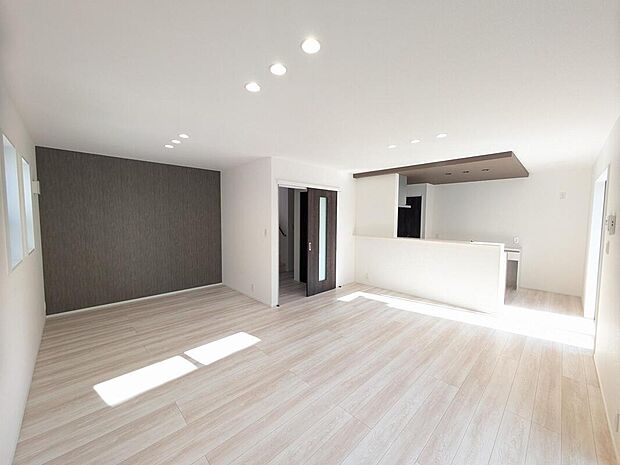 【【No.2】 リビング】18.8帖の広々リビング。ご家族でゆったりとくつろいだ時間を過ごせます。