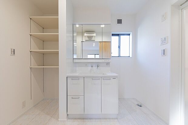 【洗面】洗面台もお手入れしやすい設計。タオルや洗剤もスッキリしまえる収納を設けました。