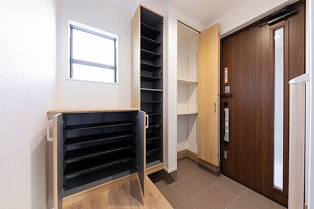 【玄関】収納豊富な玄関でお出かけもらくらく♪一段の高さも用途に合わせて選べる使いやすい設計。