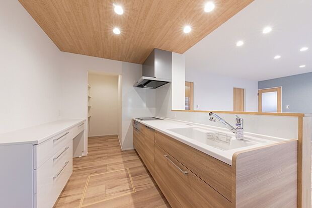 【キッチン】キッチンはカップボード付きですっきり収納ができます。