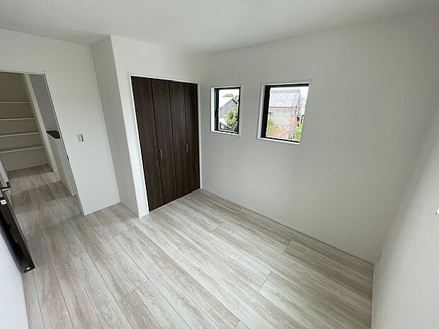 【洋室】全居室二面採光・収納付き。