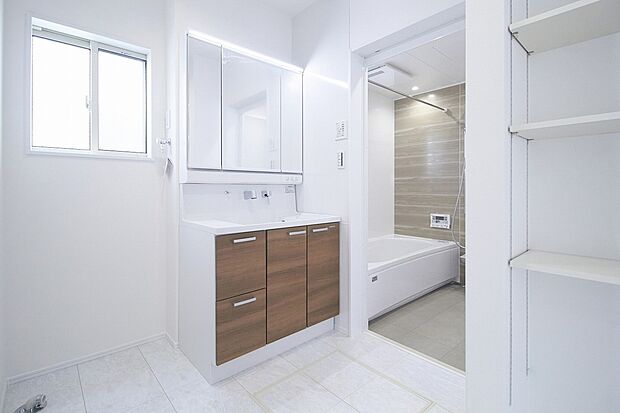 【洗面化粧台　※標準設備】洗面化粧台もタカラスタンダード製。幅は90cmあり、ゆったり使用できます。