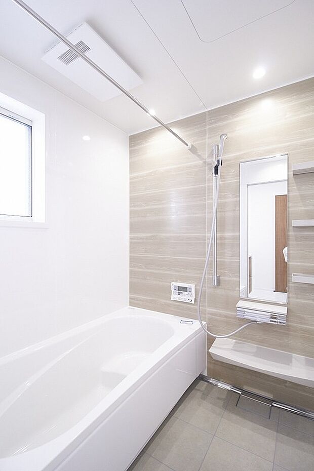 【浴室　※標準設備】「タカラ」のシステムバスルーム。たっぷりの保温材と頑丈なホーローでできた浴室パネルは、抜群の断熱性と耐久性を誇ります。磁器パネル床は汚れに強く、お手入れカンタンでいつも清潔に保てます。