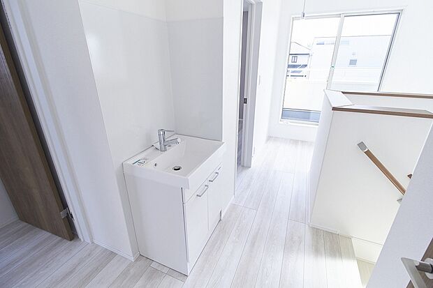 【2階洗面　※標準設備】2階ホールに「タカラ」製のセカンド洗面台を設置。