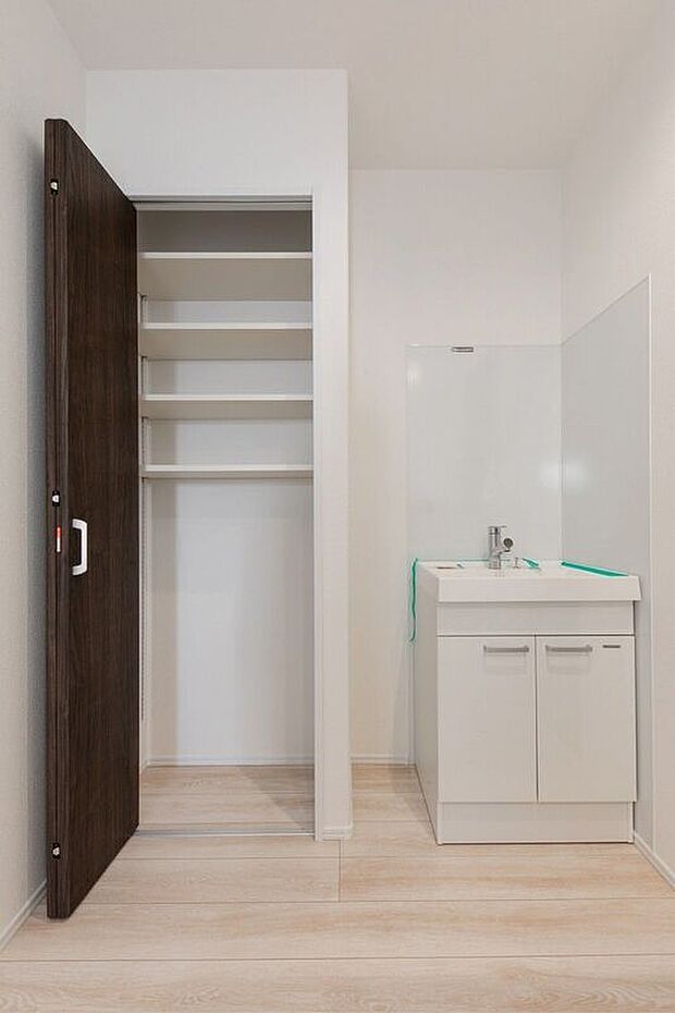 【2階洗面】2階ホールに2つ目の洗面台を設置。就寝中にお手洗いに行った後など、2階で水を使いたいときに1階まで下りずにすみます。1階の洗面台をご家族が使用中でも歯磨きや身づくろいができます。