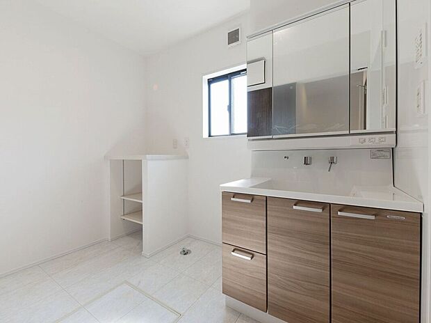 【洗面】洗面台もお手入れしやすい設計。