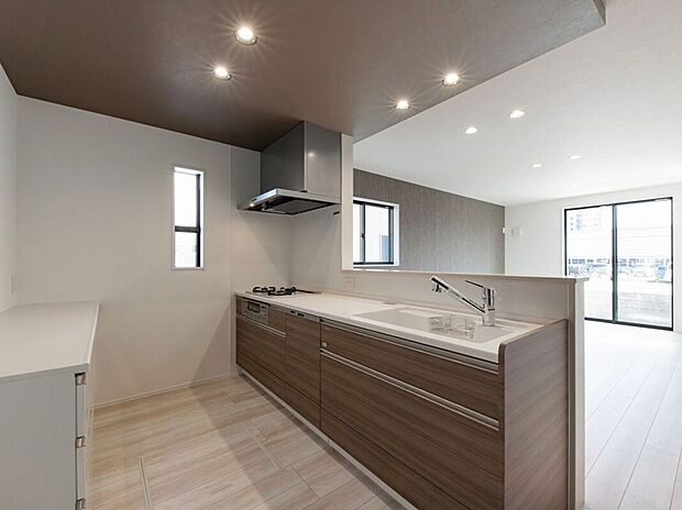 【キッチン】「タカラ」のシステムキッチン。アクリル人造大理石シンクは耐久性、静音性に優れています。汚れやすい部分をホーローでガードしているので、簡単なお手入れでキレイを長持ちさせられます。
