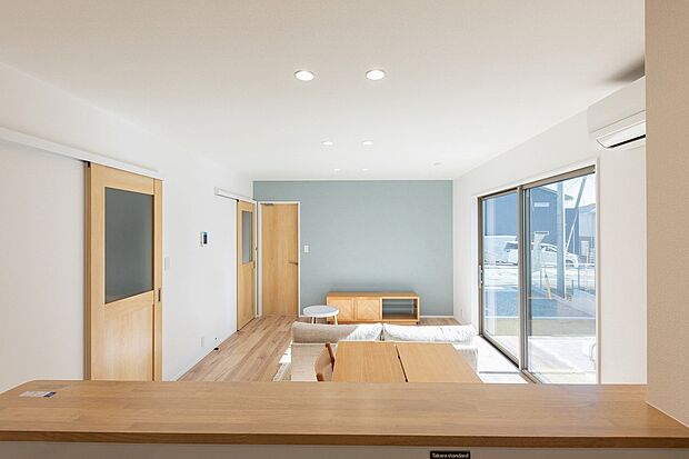 【No.1 LDK】空間に個性を添える鮮やかなアクセントクロスが、毎日を彩るスタイリッシュなリビングを演出します。