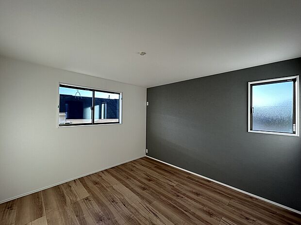 【No.1 主寝室】穏やかなアクセントクロスが、一日の疲れを癒し、上質な眠りへと誘う落ち着いた寝室です。