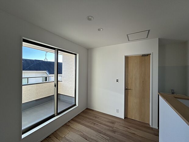 【No.1 2階ホール】広い2階ホールを利用した室内干しスペースで、天候を気にせず洗濯物を乾かせます。