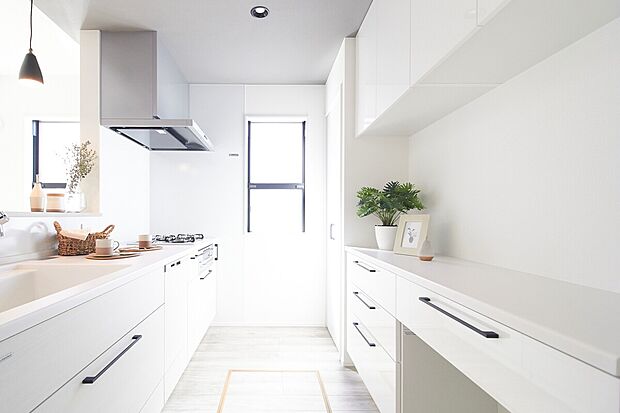 【カップボード】キッチンにはカップボードを標準採用！お皿や料理道具をたっぷり収納でき、すっきりとした空間をたもつことができます。※吊戸棚は一部物件でオプションとなります。
