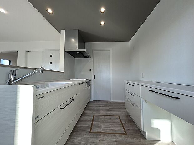 【キッチン】料理の効率と楽しさを高める最新の高性能設備を標準搭載。毎日を快適にするワンランク上のキッチンです。