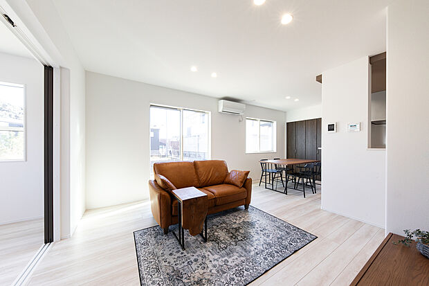 【LDK】実際の暮らしをイメージしやすいように家具を配置。広さや動線、デザイン性が一目でわかり、お客様から「イメージしやすい」とご好評いただいております。