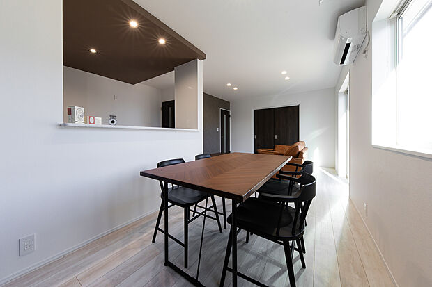 【ダイニング】料理中でも家族と会話が弾む対面式キッチンで、コミュニケーションを取りながら楽しく家事ができます。