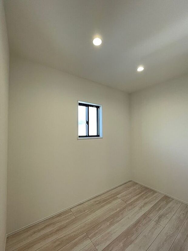 【No.2 2階納戸】季節の飾りやレジャー用品、使用頻度の低いものをまとめて収納。居住スペースを圧迫しない、ゆとりのある2階収納スペースです。