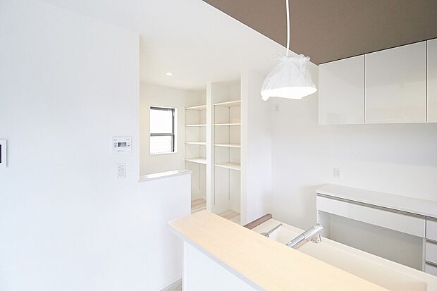 【ユーティリティ】キッチン横には2.5帖のユーティリティを設けました。