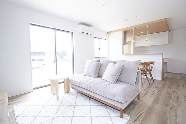 【No.2 LDK】実際の家具を配置することで、広さや生活動線、インテリアとの相性を具体的にイメージでき、「暮らしやすい」とお客様から大変ご好評です。