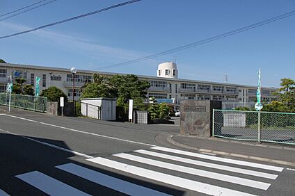 東中学校 2.1km(徒歩約27分)
