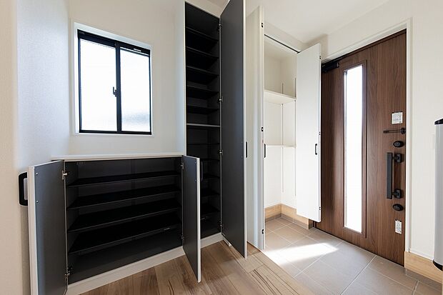 【玄関】玄関には収納を豊富に設けました。散らかりがちなスペースもすっきりと保てます。