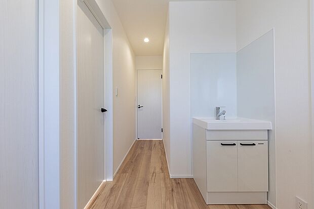 【洗面】2階ホールに2つ目の洗面台を設置。就寝中にお手洗いに行った後など、2階で水を使いたいときに1階まで下りずにすみます。1階の洗面台をご家族が使用中でも歯磨きや身づくろいができます。