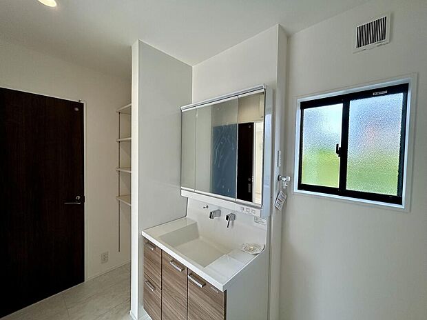 【洗面】洗面室には着替えやタオルを収納できる棚を設けました。