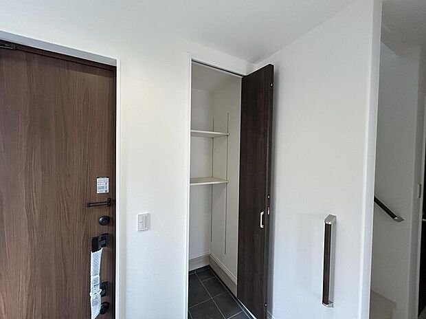 【収納】ものが多くなりがちな玄関も、大きな土間収納ですっきりを保てます。