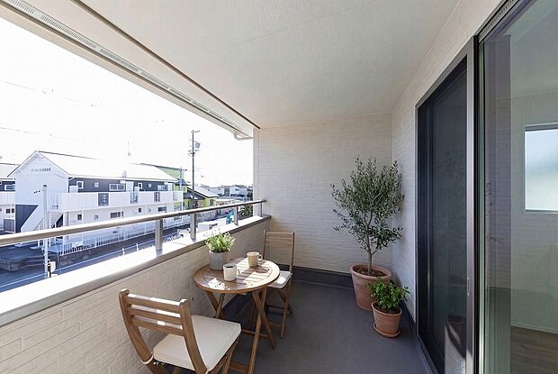 【バルコニー（同仕様例）】バルコニーは屋根付きで急な雨でも安心。※家具はイメージです