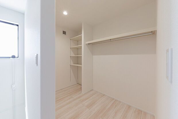 【【No.1】2階収納】２階ホールには家族で使える３．０帖の収納を設けました。大き目の収納は季節の寝具の収納や、それぞれの部屋の小物類にもお使いいただけます。
