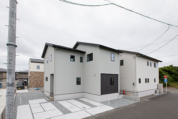 【No.4】駐車場は並列で3台駐車可能。