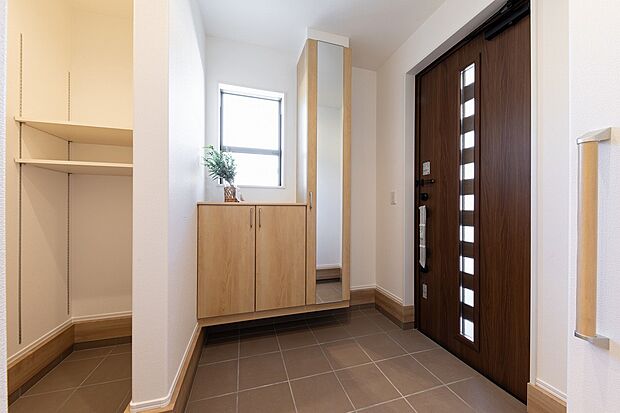 【No.36 シューズインクローク】広々とした土間収納を設けた玄関。外遊びの道具や庭仕事、自転車用品...外で使うものをスッキリ収納!