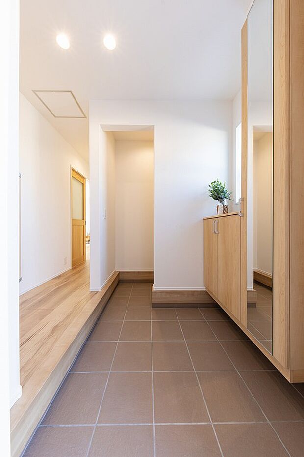 【No.36 玄関】広々とした土間収納を設けた玄関。外遊びの道具や庭仕事、自転車用品...外で使うものをスッキリ収納!