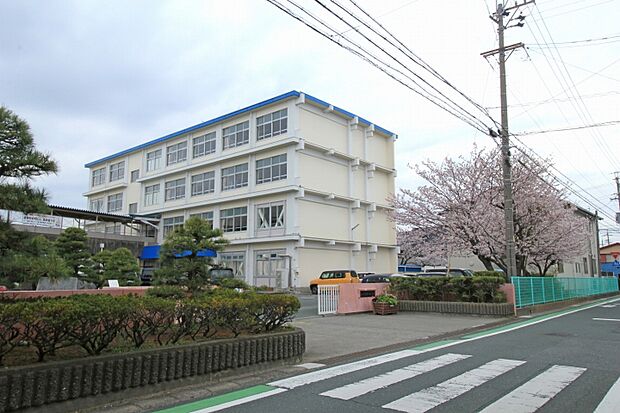 芳川北小学校(約1,500m)
