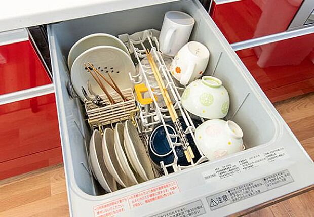 【食器洗い乾燥機】人気の食洗機を標準採用！ご家族5人分の食器が自動で洗えて大変便利です。家事の時間短縮・節水にもつながりますので、家族のだんらん時間や自由な時間を作りやすくなります。（画像はイメージです）