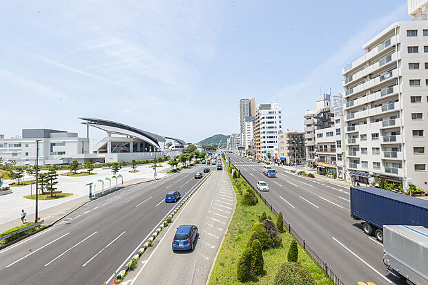 国道に近く、車を使ったアクセスも良好な街です。三宮や大阪にも向かいやすい環境です。またニューオープンした須磨シーワールドにも車なら約５分で到着できます。