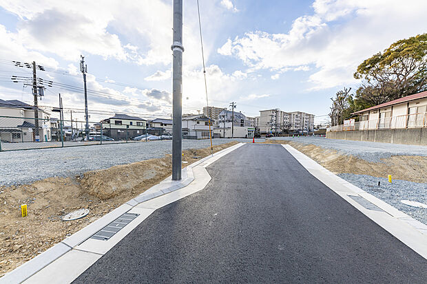【現地写真】
全１４区画。敷地内道路も広く、陽当たりも抜群な街で家づくりが可能。事前分譲説明会開催中、是非この機会にお問い合わせください。