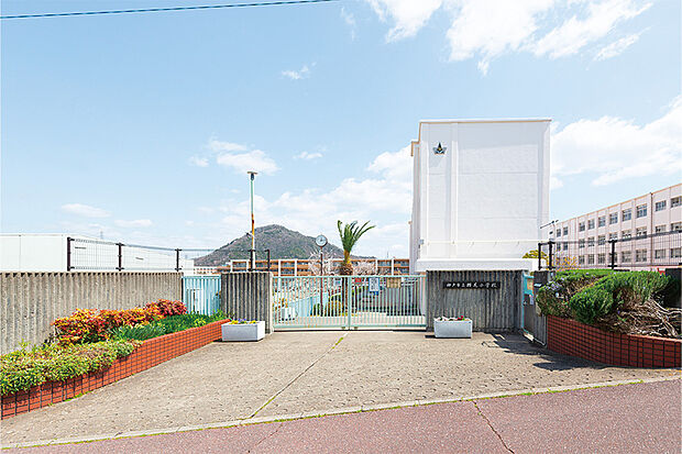 横尾小学校まで徒歩10分~11分。お子様の通学も安心の環境です。学校行事があった時にも学校へ向かいやすい環境となっています。