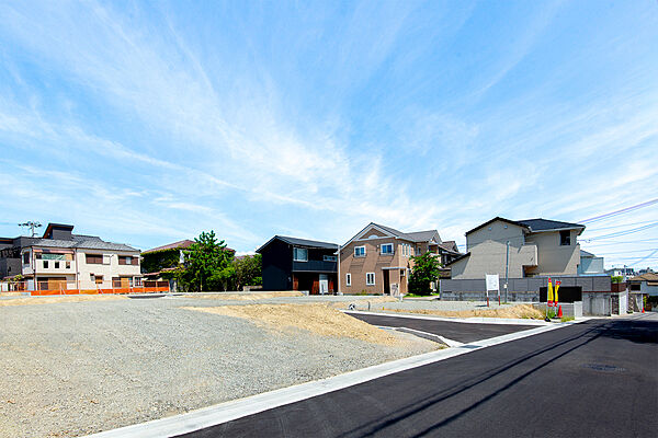 【現地写真】
陽当たりが良く、閑静な住宅街にいよいよ誕生！現在造成中で完成が楽しみです◎
買い物や通勤もスムーズで、生活施設も充実の好立地！