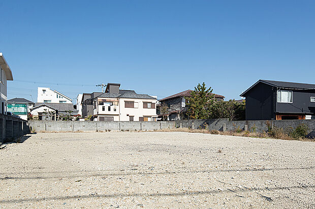 【現地写真】
陽当たりが良く、閑静な住宅街にいよいよ誕生！現在造成中で完成が楽しみです◎
買い物や通勤もスムーズで、生活施設も充実の好立地！
