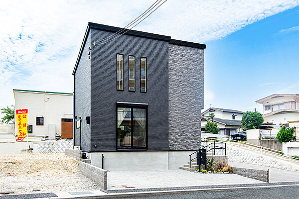 【A号地モデルハウス／外観】
黒を基調としたシックな外観が印象的な邸宅。縦に並ぶスリット窓がスタイリッシュな表情を演出し、洗練された佇まいに。