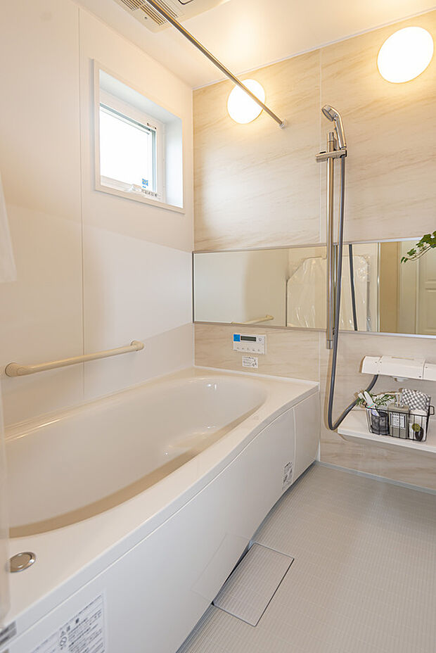【【32-1号地モデルハウス/浴室】】アクセントパネルにより明るい印象のバスルーム。脱衣室は洗面室とセパレートの為、入浴中もご家族が気兼ねなく洗面所をお使いいただけます。