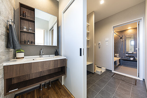 【【D-7号地モデルハウス／洗面脱衣室・浴室】】水まわりを一か所にまとめているため、家事動線が短くなり、毎日の負担も軽減されます。脱衣室にはリネン庫が設けられており、収納力も十分です。