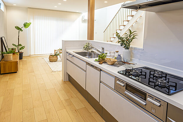 【【当社施工例/キッチン】】広々と使えるキッチン。対面式キッチンになっているため、家族と会話を楽しみながら調理ができます。隣接したパントリーがあるので収納機能も充実した場所となっています。