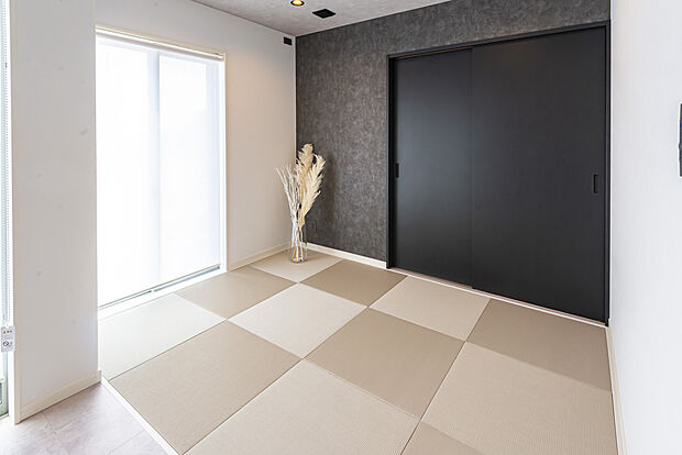 【【当社施工例／和室】】リビング横の和室では、お客様が来た時お通しする場所に使ったり、洗濯物を畳む場所として使ったり、お子様の遊び場としても使えます。