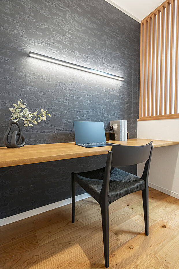 【【当社施工例／書斎】】書斎では自分の好きな本を読んだり、パソコンを置く事でデスクワークをする事が出来ます。また趣味をする場所としても活用できます。