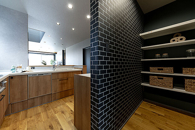 【【当社施工例/キッチンパントリー】】キッチン横に設けたパントリーでは、キッチンで使う物を沢山収納する事ができ、沢山お買い物しても収納できるので安心です。