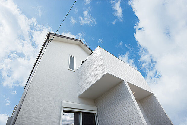 【【モデルハウス/外観】】車を２台駐車可能。ご家族で使う車を駐車しておいたり、お客様が来た時の駐車場所として使ったりできます。