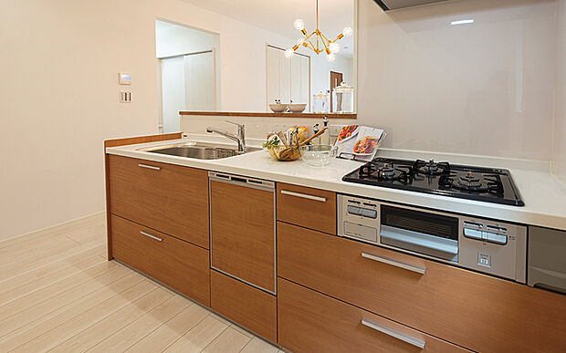 【【モデルハウス/キッチン】】広いキッチンは料理がしやすく家族皆で、調理を楽しめます。ダイニングとリビングにいるご家族を、キッチンから見渡しやすいので、コミュニケーションも取りやすいです。